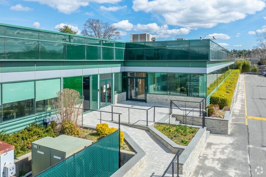 More Photos Of 177-199 Crossways Park Dr, Woodbury Office For Lease