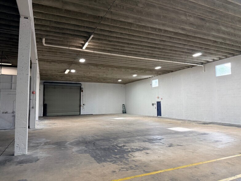 More Photos Of 3308 W 45th St, West Palm Beach Showroom For Lease