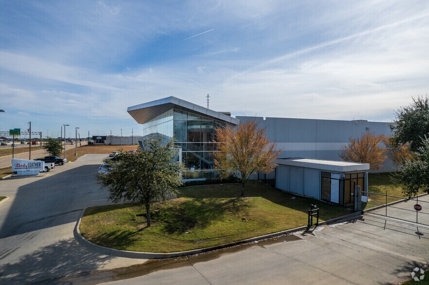 More Photos Of 1900 SE Loop 820, Fort Worth Warehouse For Sale