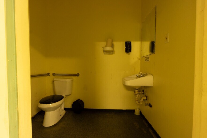 More Photos Of 681 Polk Ave, Memphis Bar For Sale