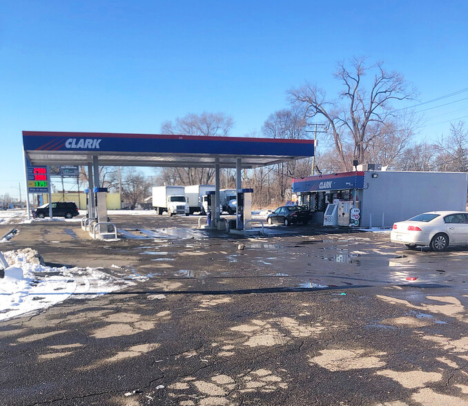 Primary Photo Of 19444 Schoolcraft Ave, Detroit Service Station For Sale