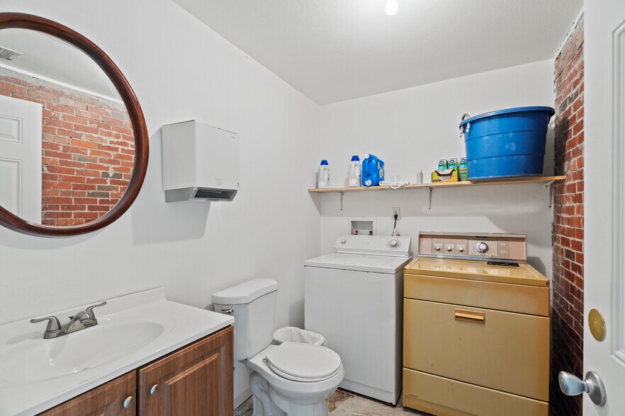 More Photos Of 1404 S B St, Henryetta Veterinarian Kennel For Sale