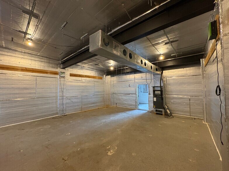 More Photos Of 21950-21956 Schoenherr Rd, Warren Warehouse For Lease