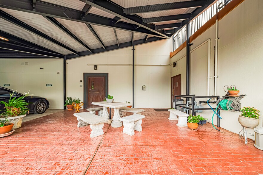 More Photos Of 1920 N Memorial Way, Houston Loft Creative Space For Lease