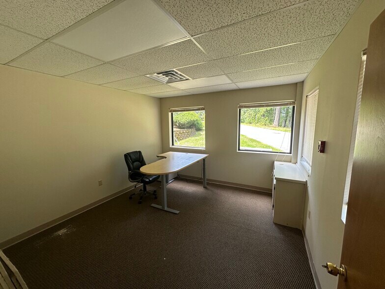 More Photos Of 380 Harvey Rd, Manchester Office Residential For Lease
