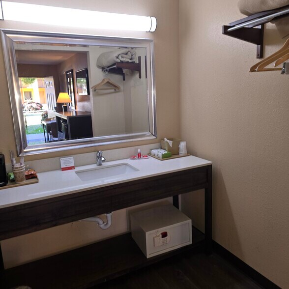 More Photos Of 1507 N Tibbs Rd, Dalton Hotel For Sale