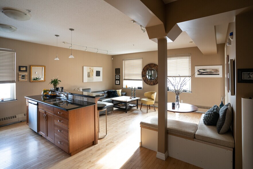 More Photos Of 10601 97th St NW, Edmonton Apartments For Sale