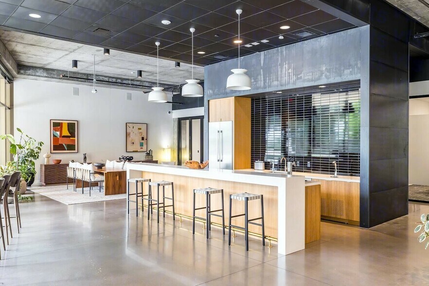 More Photos Of 3232 E Cesar Chavez St, Austin Unknown For Lease