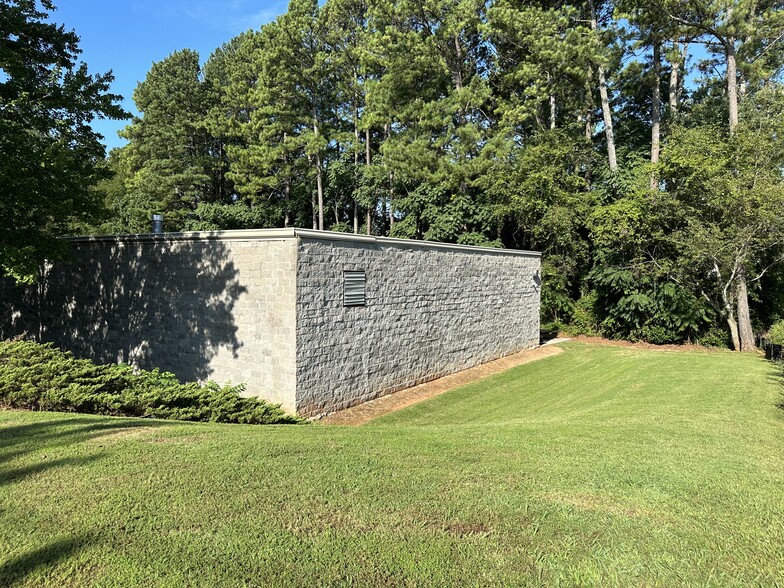 More Photos Of 724 Fairgate Rd, Marietta Light Distribution For Sale