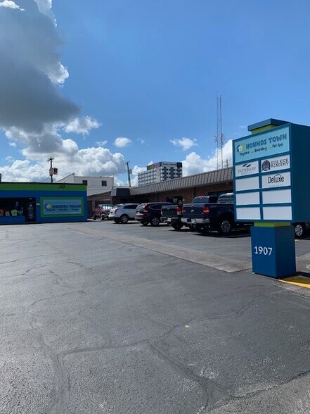 More Photos Of 1907-1913 S Stewart Ave, Springfield Office For Lease