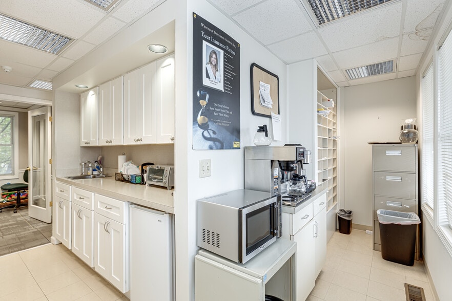 More Photos Of 221 S Main St, Flemington Office For Sale