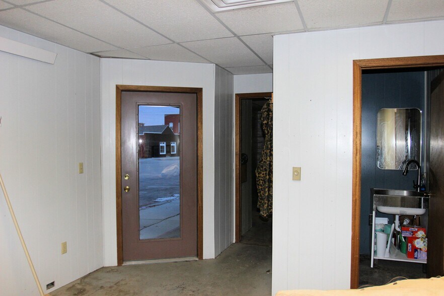 More Photos Of 47 N 6th St, Custer Flex For Sale