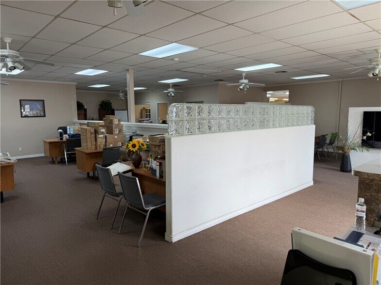 More Photos Of 2765 Highway 95, Bullhead City Office For Lease