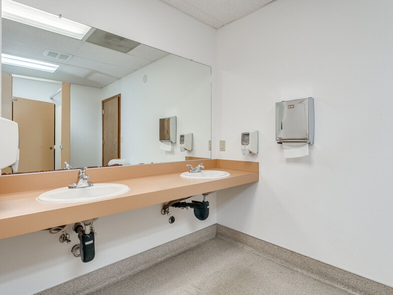 More Photos Of 2275 NE McDaniel Ln, Mcminnville Office For Lease