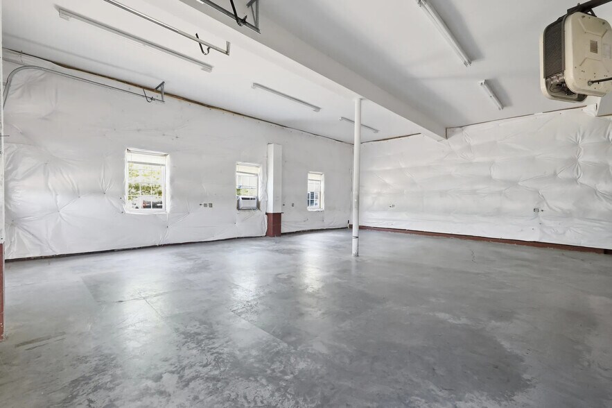 More Photos Of 4 N Berlin Pike, Lovettsville Light Distribution For Lease