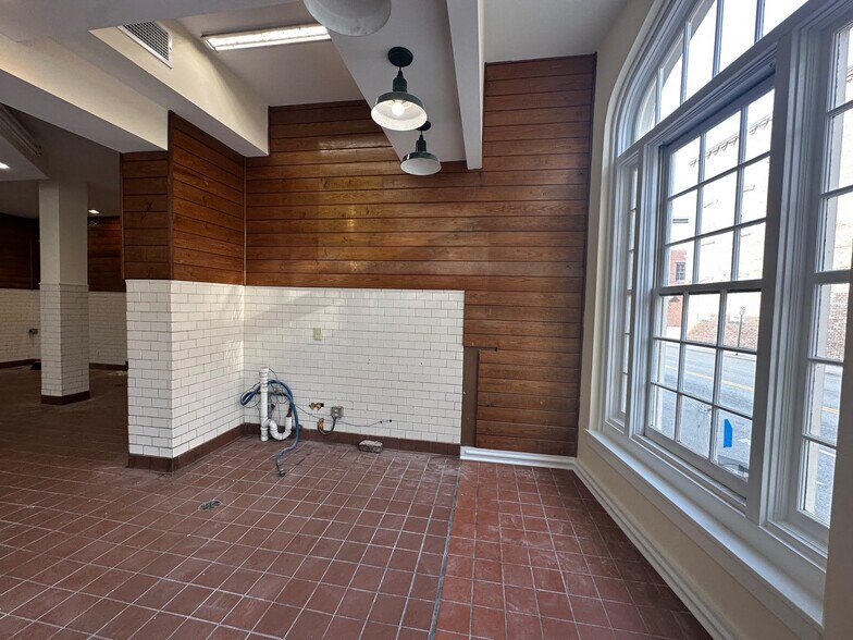 More Photos Of 32 N Market St, Charleston Storefront For Lease