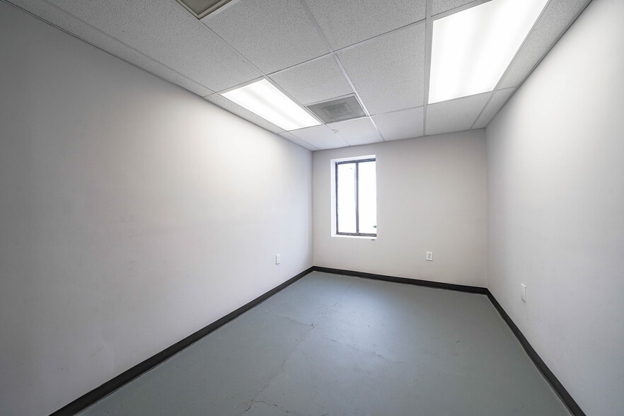 More Photos Of 8023 Malcolm Rd, Clinton Medical For Lease