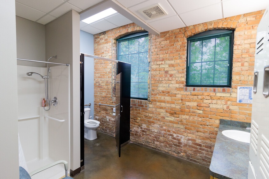 More Photos Of 1213 Center St, Lansing Medical For Sale