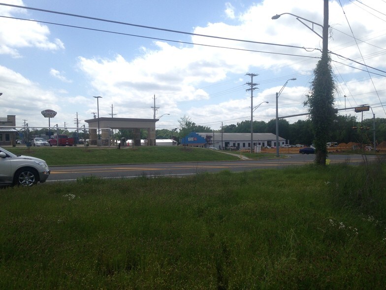 More Photos Of 711 Estes Dr, Longview Freestanding For Lease