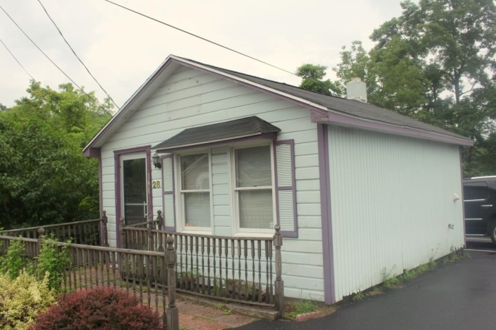 Primary Photo Of 28 Wall St, Oxford Freestanding For Sale