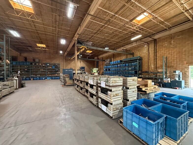 More Photos Of 11601 Hambright Rd, Huntersville Manufacturing For Lease