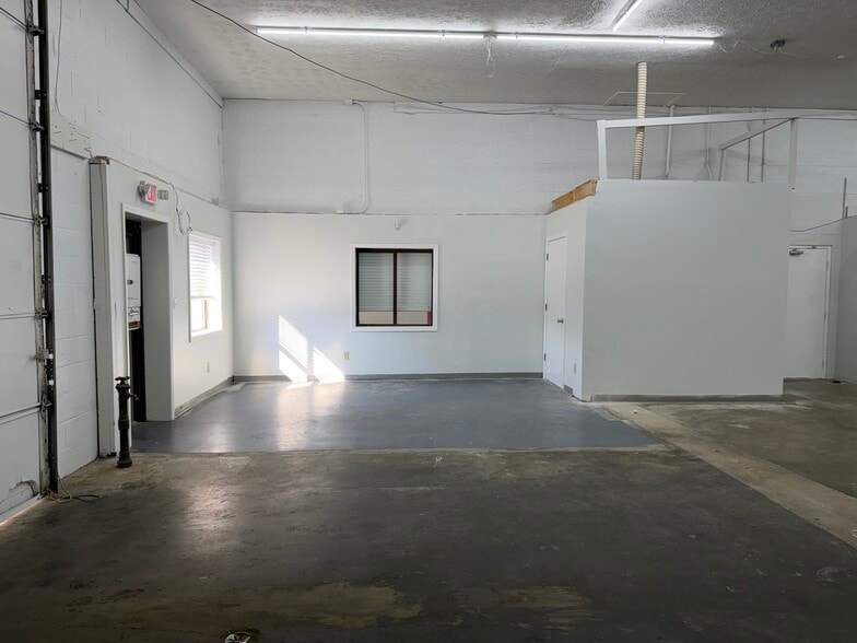 More Photos Of 207 Big Run Rd, Lexington Warehouse For Lease
