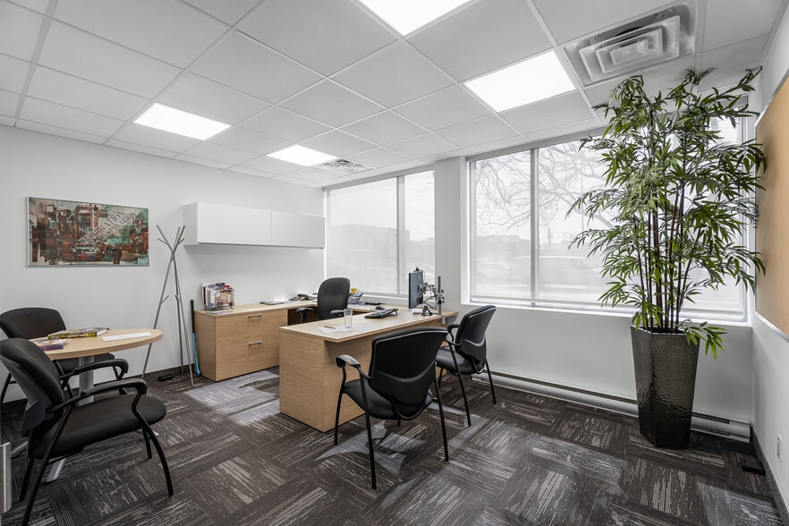 More Photos Of 4505 Boul Métropolitain E, Montréal Office For Sale
