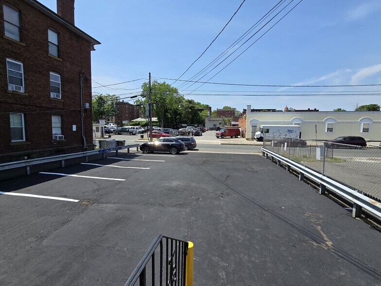 More Photos Of 54 Lawrence St, Hartford Freestanding For Sale