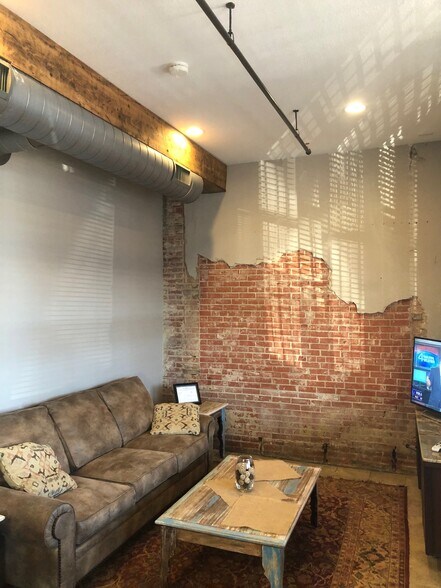 More Photos Of 310 S 9th St, Corsicana Manufacturing For Sale