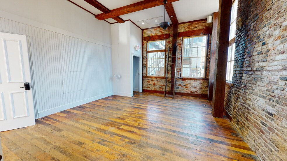 More Photos Of 33 Main St, Nantucket Storefront Retail Office For Sale