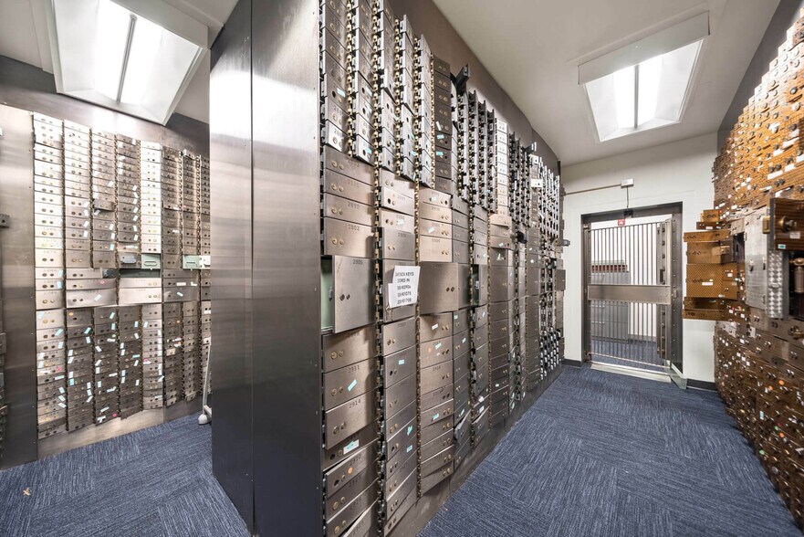 More Photos Of 638 Harrison Ave, Panama City Bank For Lease