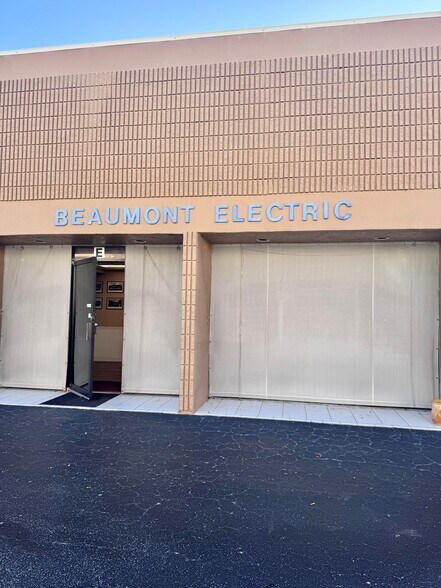 More Photos Of 4584 Mercantile Ave, Naples Warehouse For Sale