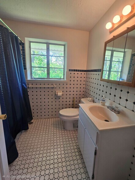 More Photos Of 2723 N Walnut St, Bloomington Office For Sale