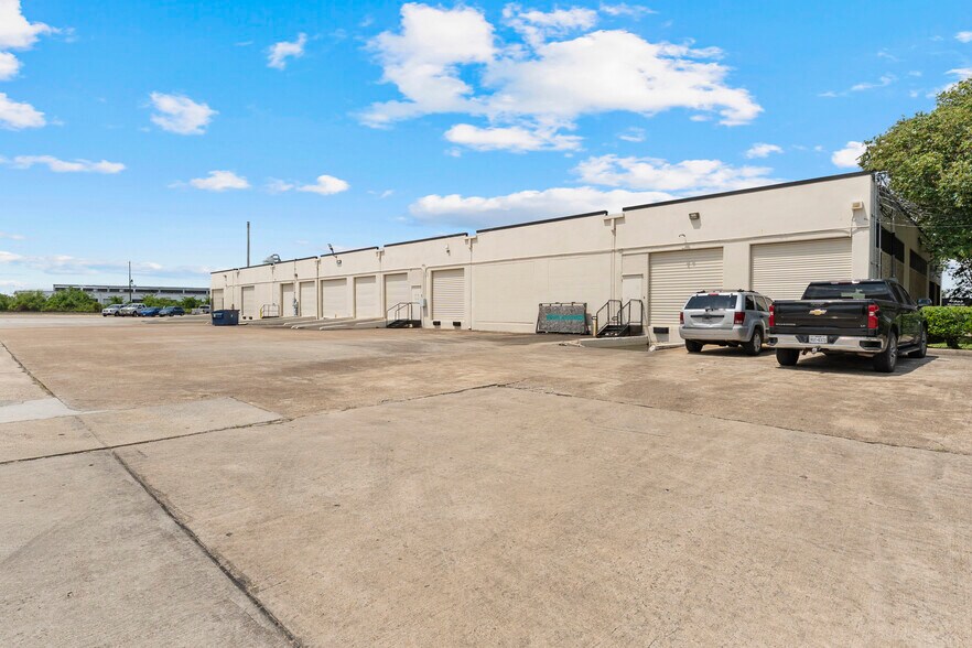 More Photos Of 4025 Willowbend Blvd, Houston Unknown For Lease