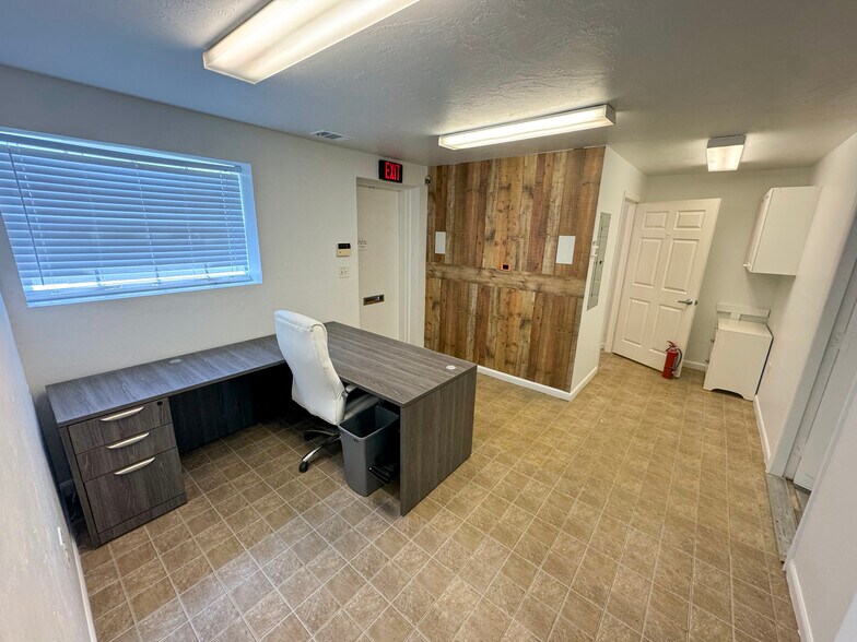 More Photos Of 4776 Radio Rd, Naples Warehouse For Lease