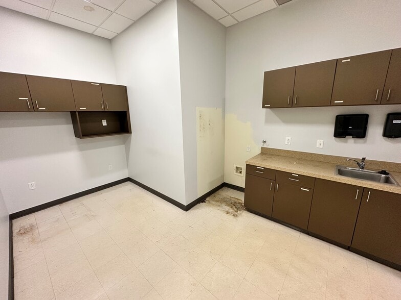 More Photos Of 5400-5536 NE Antioch Rd, Kansas City Unknown For Lease