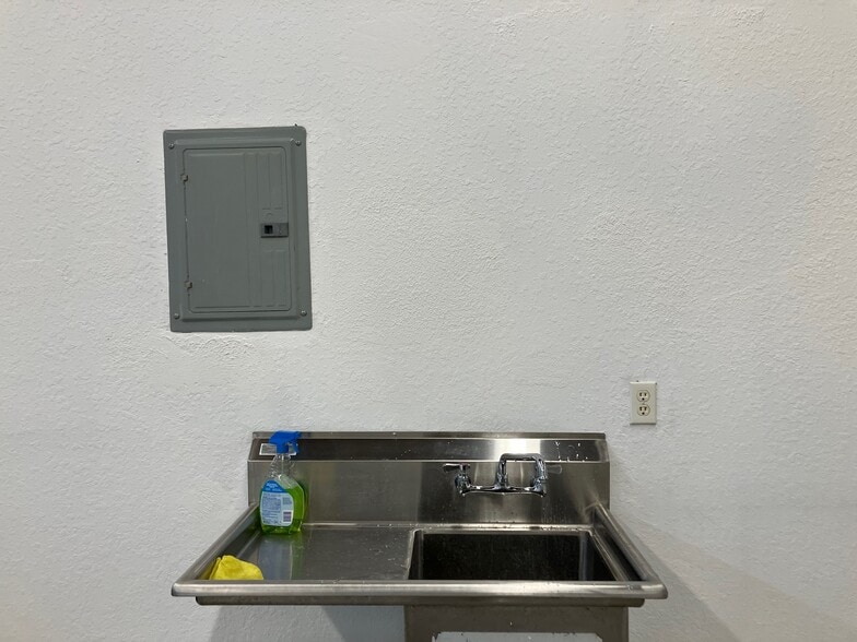 More Photos Of 7660 SE 59th Ct, Ocala Flex For Lease