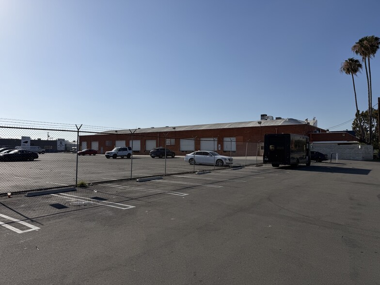 More Photos Of 12955 Chadron Ave, Hawthorne Warehouse For Lease