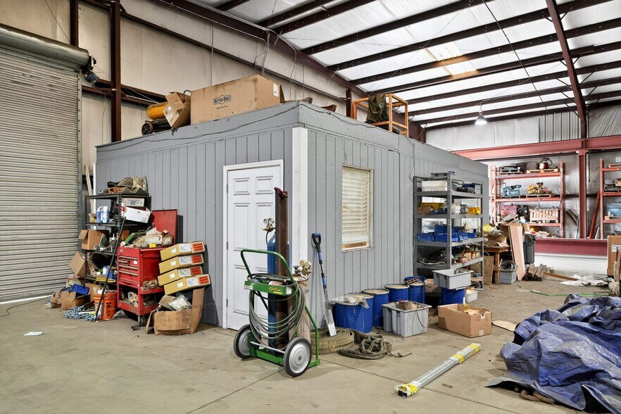 More Photos Of 459 Cadillac Pky, Dallas Warehouse For Sale