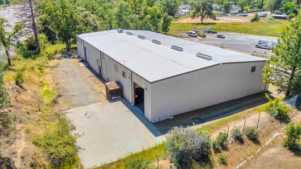 More Photos Of 20833 Mechanical Dr, Sonora Warehouse For Lease