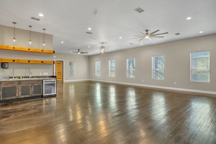 More Photos Of 220 W FM 473, Comfort Storefront Retail Office For Lease