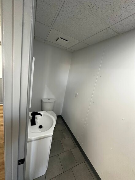 More Photos Of 2852 N Biagio, Ozark Office For Lease