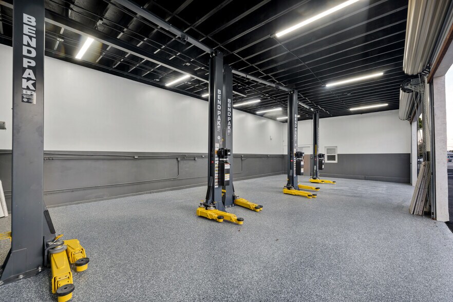 More Photos Of 17733 Chatsworth St, Granada Hills Auto Repair For Lease