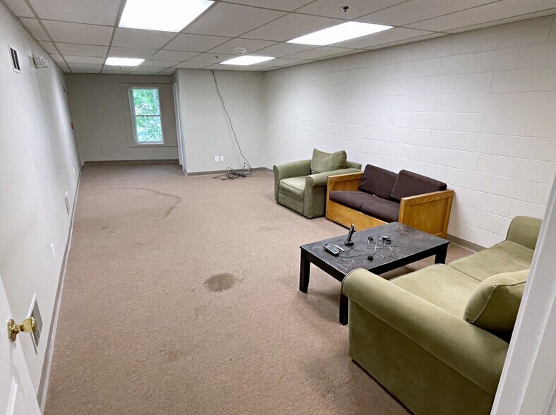 More Photos Of 30R Pine St, Stoneham Industrial For Lease