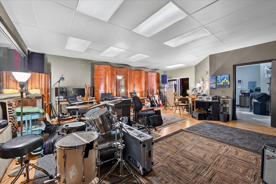 More Photos Of 221-223 N Locust St, Denton Office For Sale