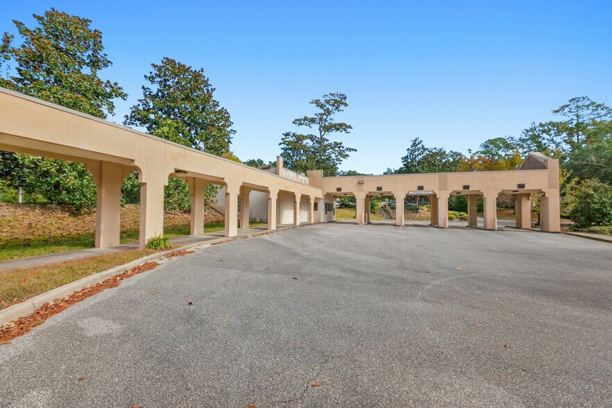 More Photos Of 1997 Capital Cir NE, Tallahassee Bank For Lease