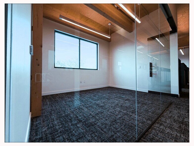 More Photos Of 2422 E 7th St, Austin Office For Lease