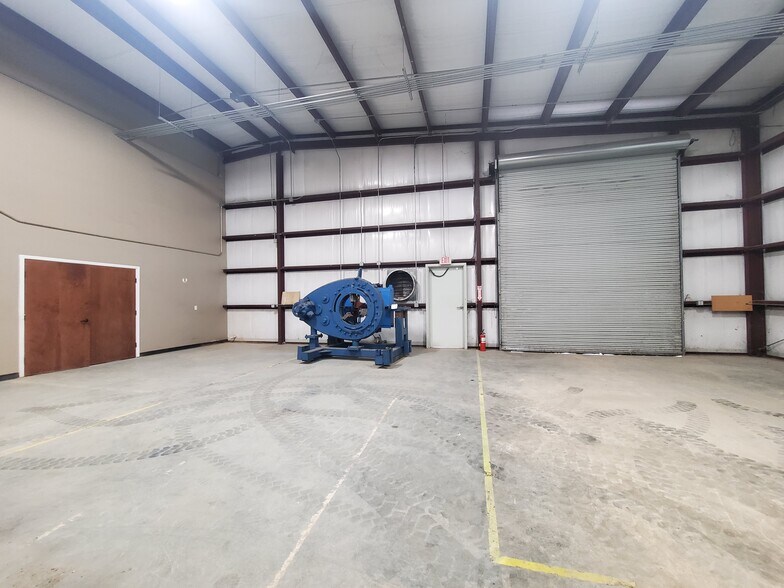 More Photos Of 2418 N Frazier St, Conroe Light Manufacturing For Lease