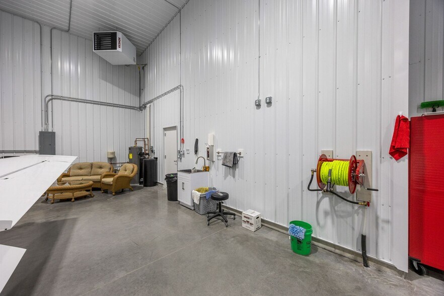 More Photos Of 530 Aircom Dr, Marion Airplane Hangar For Sale