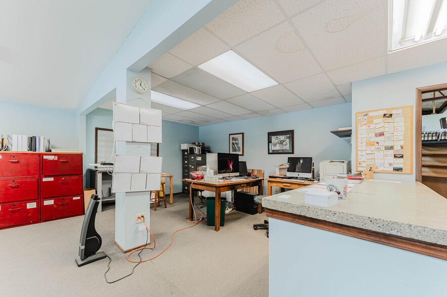 More Photos Of 526 W 11th Ave, Oshkosh Office For Sale